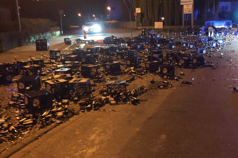 Rund 150 Kisten Bier fielen vom Laster auf die Straße.