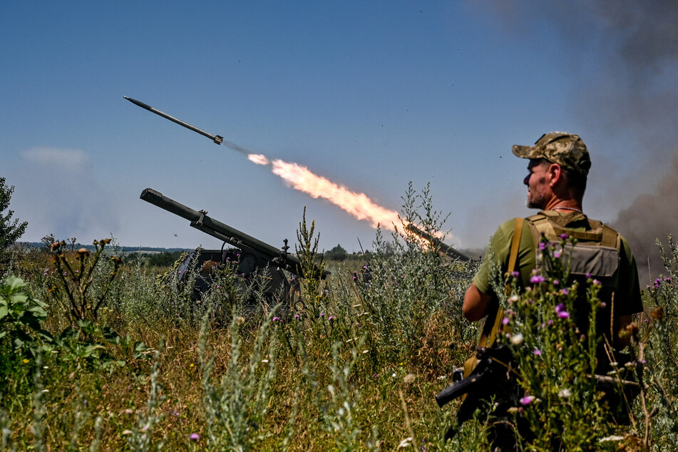 Soldaten einer separaten Brigade der Territorialen Verteidigung aus Dnipro feuern aus einem mobilen Partizan-Raketenwerfer in der Region Saporischschja im Südosten der Ukraine auf russische Stellungen. (Archivbild)