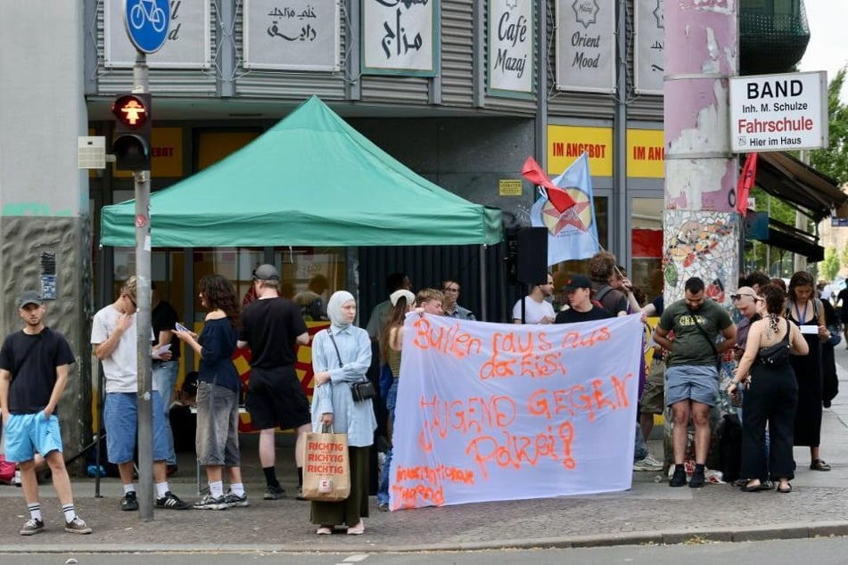 Auf der anderen Straßenseite versammelten sich Demonstrierende.
