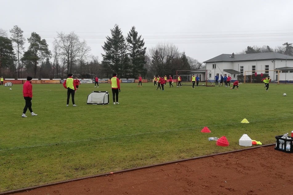 Kreisliga-Flair: Auf dieser Bezirkssportanlage bereiten sich die Energie-Profis auf den Rückrundenstart vor.