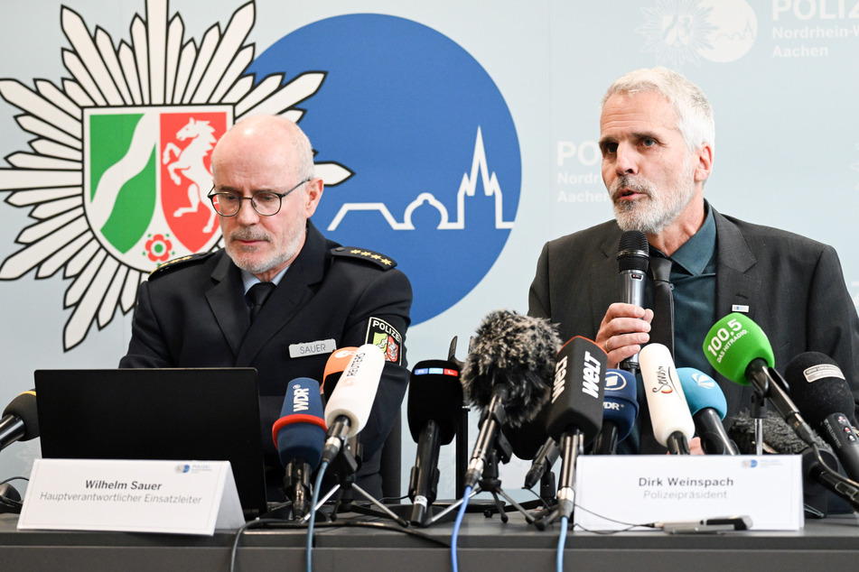Aachens Polizeipräsident Dirk Weinspach (r.) verteidigt den Einsatz von Gewalt gegen Aktivisten bei der Räumung Lützeraths.