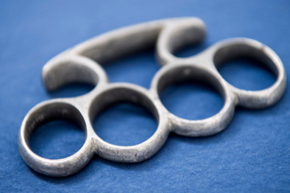 Der 15-Jährige stürmte das Schmuckgeschäft und bedrohte Kundinnen und eine Verkäuferin mit einem Schlagring. (Symbolbild)