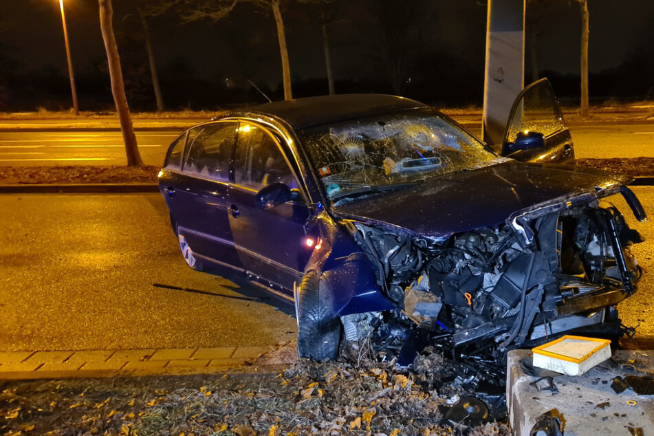 Alkoholisiert und schwer verletzt: Autofahrer in Leipzig gegen Findling gekracht