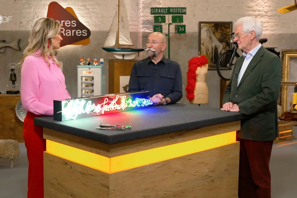 Dr. Jan Jürgens (79, r.) aus Würzburg möchte ein imposantes Lichtobjekt bei "Bares für Rares" verkaufen.