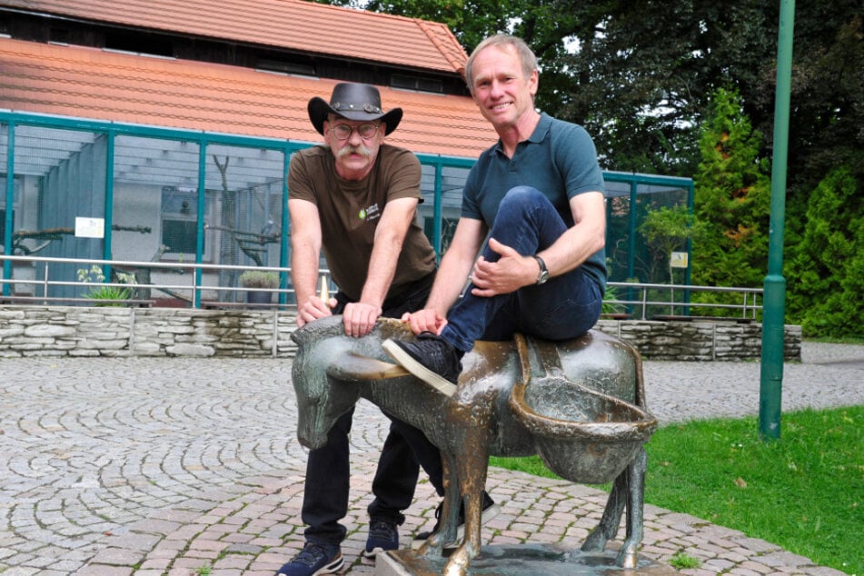 Im September überraschte Keimzeit-Frontmann Norbert Leisegang (65, r.) den Freiberger Tierparkchef Peter Heinrich (64).