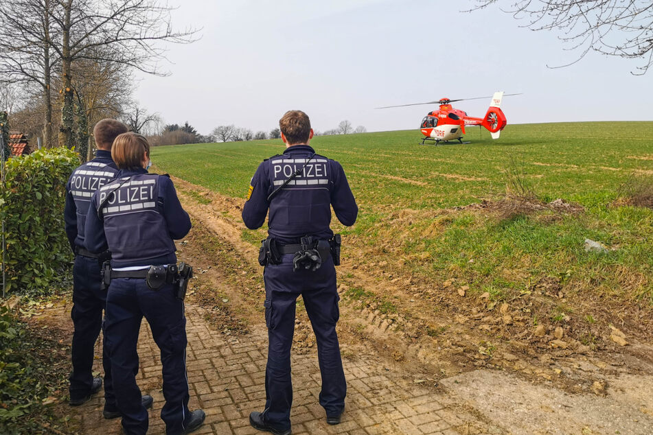 Beamte am Mittwoch in Sinsheim-Hilsbach. Das schwer verletzte Opfer kam per Rettungshubschrauber ins Krankenhaus.