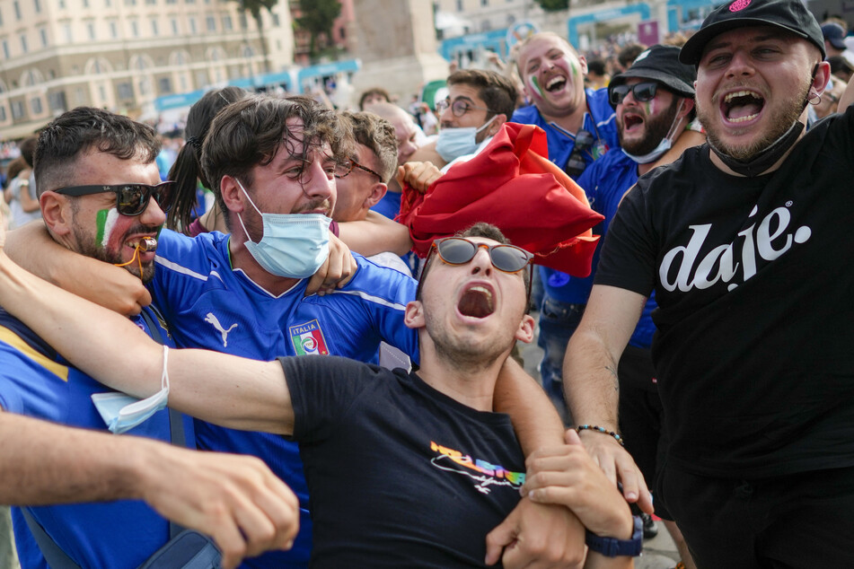 Italienische Fans verfolgen das Fußballspiel der Euro 2020 Gruppe A zwischen Italien und Wales auf einer riesigen Leinwand auf der Piazza del Popolo in Rom.