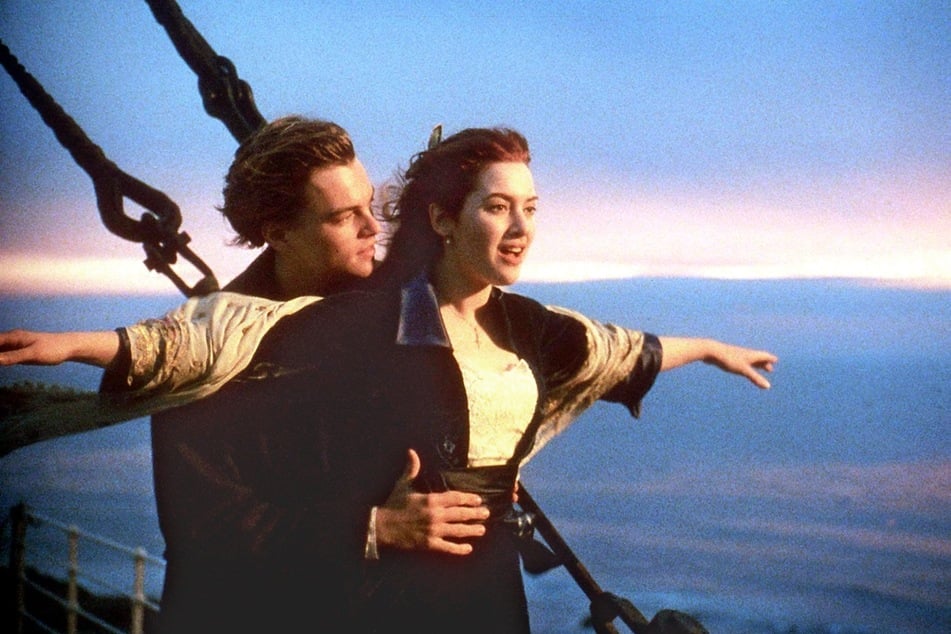 Diese Szene aus dem 1997 erschienenen Film "Titanic" kennt wohl jeder: Kate Winslet (damals 22) steht vor Leonardo DiCaprio (damals 23) auf dem Bug des namensgebenden Schiffs.