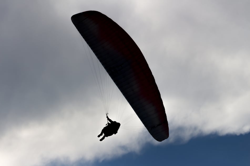 Der Gleitschirmflug endete tragisch. (Symbolbild)