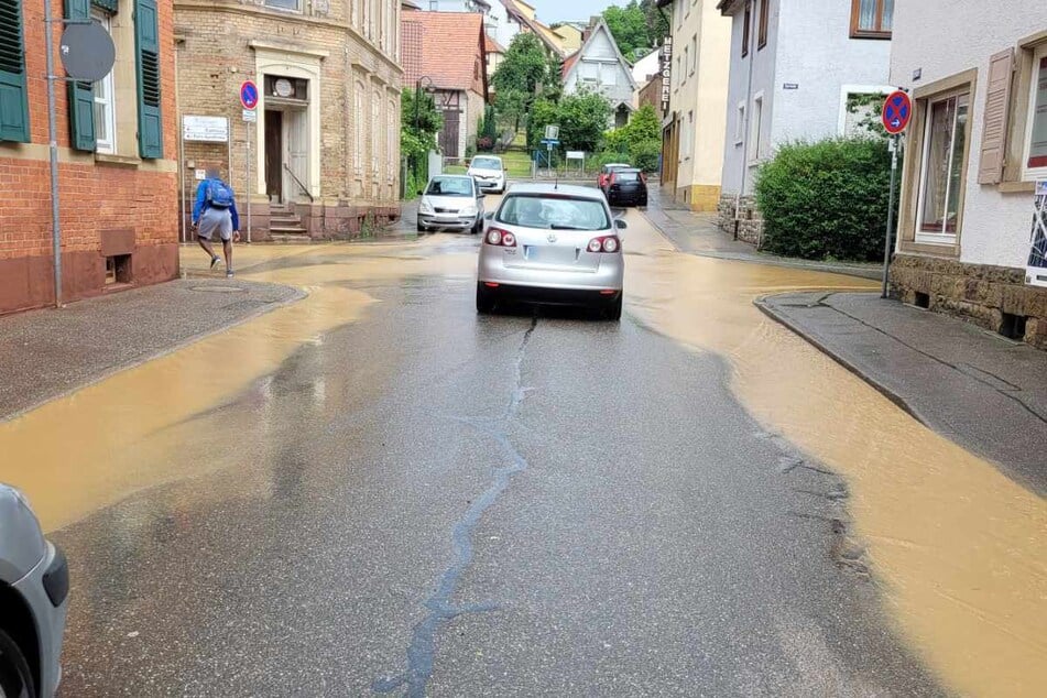 Ispringen (Enzkreis): Schlammiges Wasser bahnt sich seinen Weg durch die Straßen.