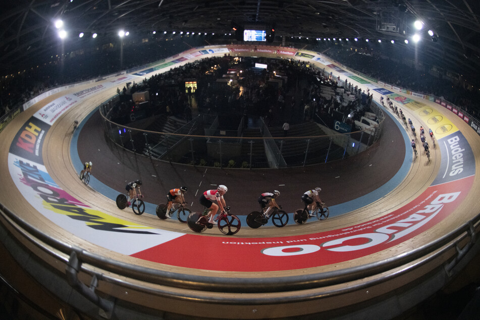 Radsportler fahren auf der Bahn am Eröffnungstag des Sechstagerennens im Velodrom.