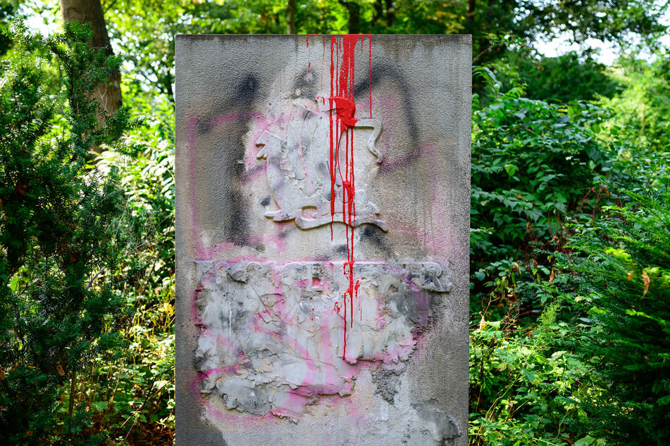 Das Denkmal ist bemalt und beschmiert worden.