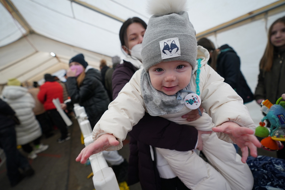 Liliia aus Ternopil und ihr acht Monate altenr Sohn Paul im neu aufgestellten Zelt vor der Registrierungsstelle für Flüchtlinge des Amtes für Migration in Hamburg. Die Mutter ist mit zwei weiteren Kindern nach Deutschland geflohen. Ihr Ehemann kämpft an der Front in der Ukraine.