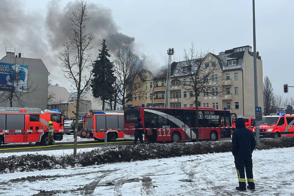 Die Feuerwehr ist mit fast 140 Einsatzkräften in Spandau vor Ort gewesen.