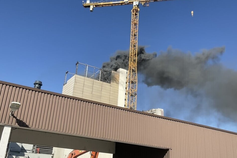 Am Nachmittag war über dem Kraftwerk eine starke, dichte Rauchsäule sichtbar.