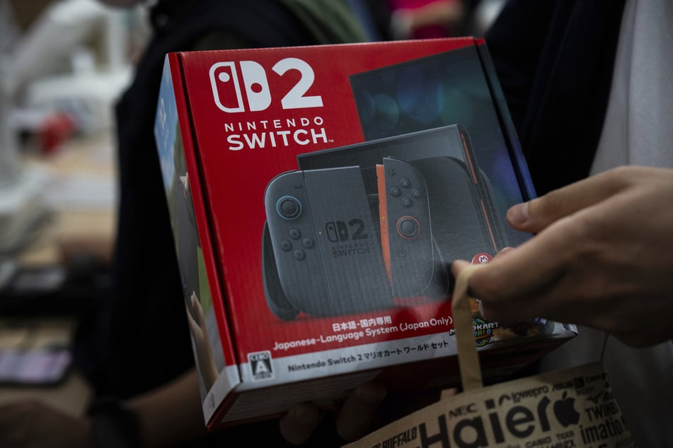Wer noch einen Händler findet, wo die Konsole verfügbar ist, muss für die Standard-Version ohne Spiel 469,99 Euro auf den Tisch legen.