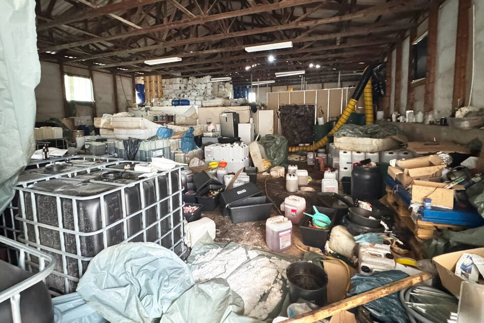 In der rund 500 Quadratmeter großen Lagerhalle standen überall Kanister und offene Wannen mit Chemikalien herum.