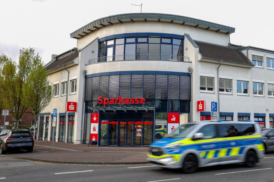 Neben zahlreichen Einsatzkräften der Polizei war auch ein Hubschrauber vor Ort und umkreiste das Gebäude.