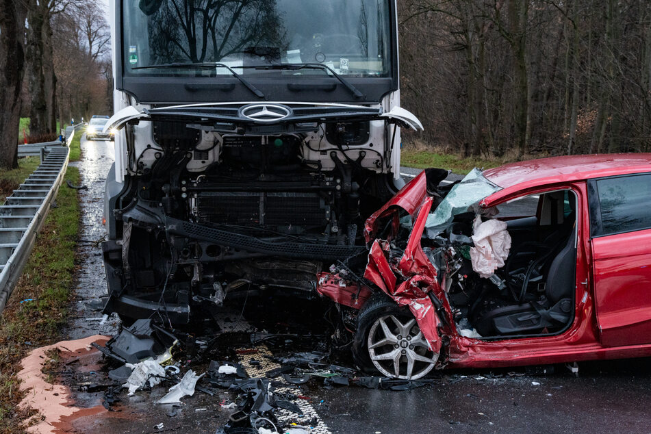 Auf der B45 bei Groß-Umstadt (Landkreis Darmstadt-Dieburg) kam es am Freitagmorgen zu einem tödlichen Verkehrsunfall.