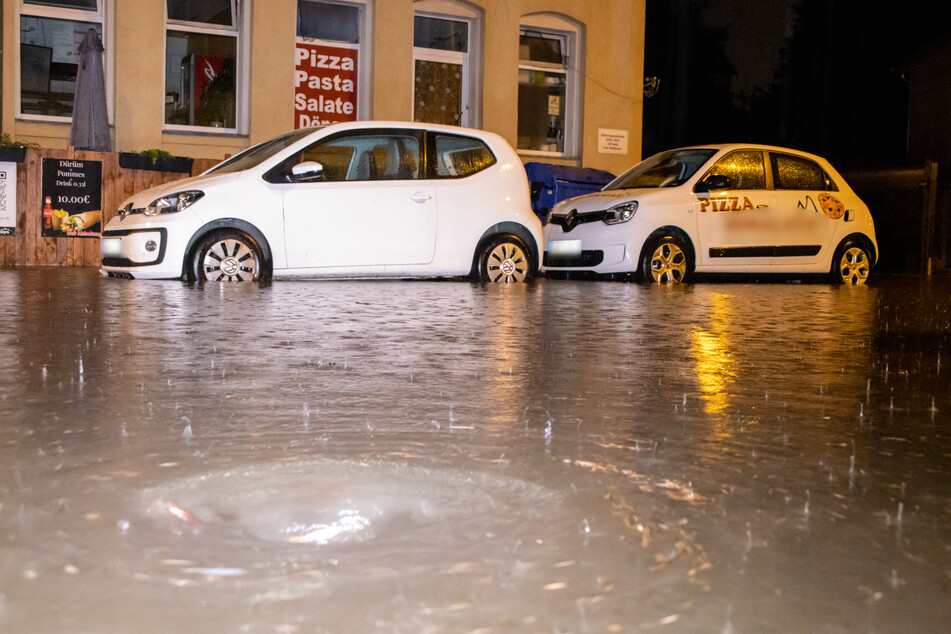 Heftiger Regen setzte in der Nacht auf Samstag die Zwickauer Straße in Chemnitz unter Wasser.