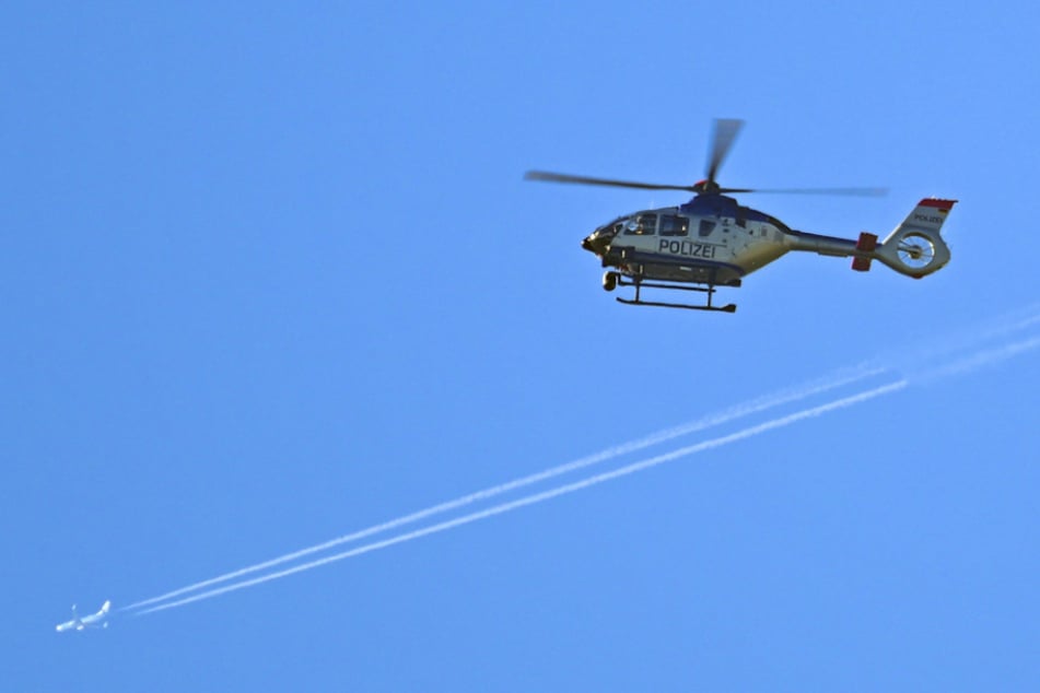 Die Besatzung des Polizeihubschraubers musste die Suche beenden und zum Heimatstandort zurückkehren. (Symbolbild)