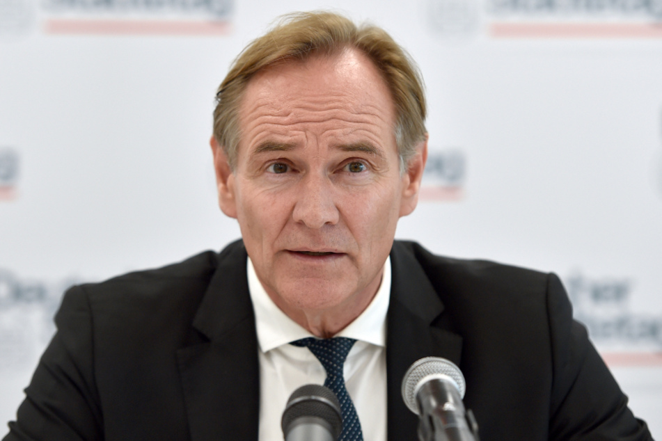 Dortmund: Burkhard Jung (SPD), Oberbürgermeister der Stadt Leipzig und Präsident des Städtetages, spricht während einer Pressekonferenz.