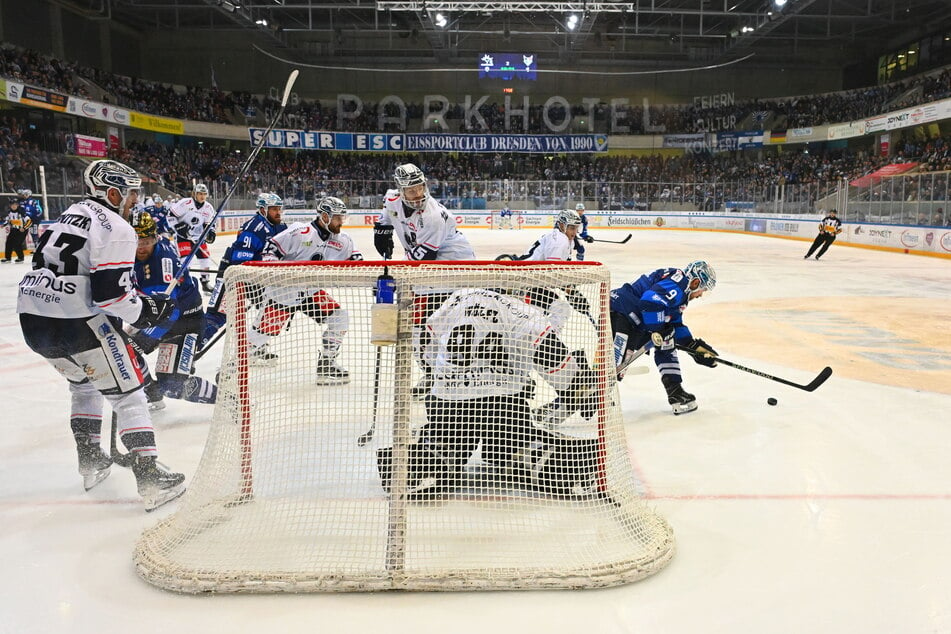 Viel Betrieb vorm Kasten der Weidener! Eislöwe Drew LeBlanc (35, r.) versucht hier die Scheibe im Tor unterzubringen.