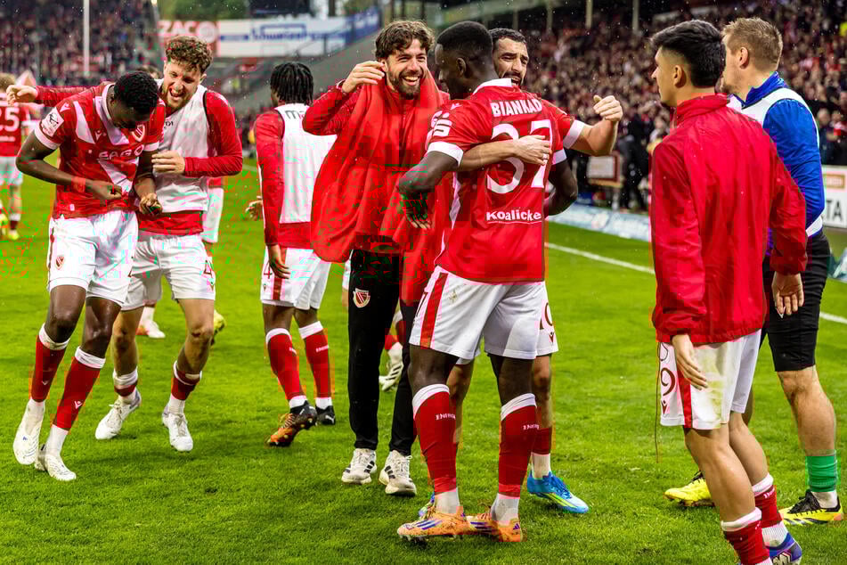 Merveille Biankadi (Nr. 37) wird nach seinem Tor geherzt. Die Joker hatten zuletzt großen Anteil am Erfolg.