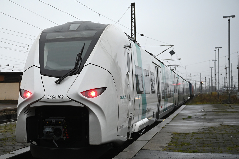 Zum Jubiläum wurde gleich eine neue S-Bahn vorgestellt. Die neuen Züge sollen ab Dezember 2026 im Mitteldeutschen Netz fahren.