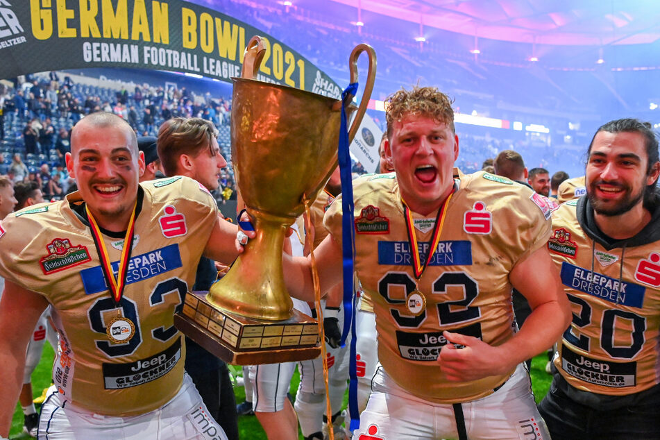 Jannik Stanke (l.) und Vincent Kanig mit der German-Bowl-Trophäe.