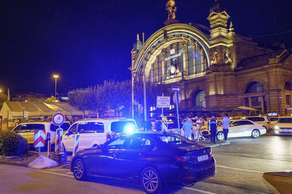 Polizeifahrzeuge und -beamte stehen vor dem Hauptbahnhof.