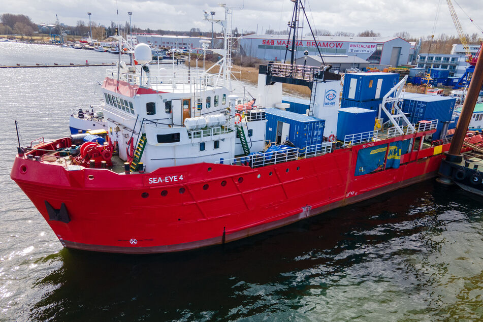 Das Rettungsschiff "Sea-Eye 4" wird für den Einsatz vorbereitet.