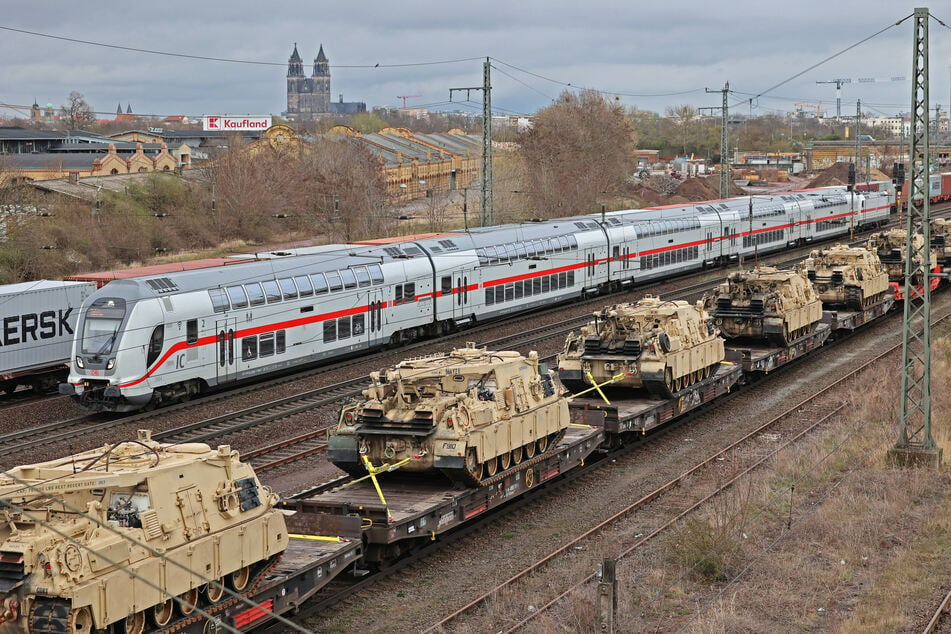 Der Militärzug am 5. April in Magdeburg. Das US-Militär hatte den Transport bei der Deutschen Bahn beauftragt.