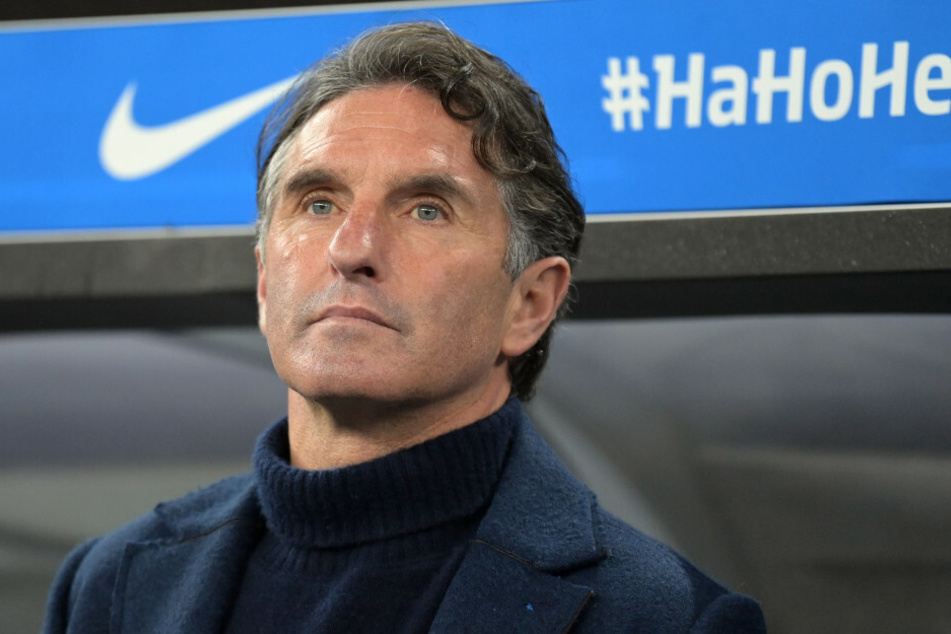 Hertha-Coach Bruno Labbadia (54) sieht seine Mannschaft nach dem 3:0-Auswärtssieg gegen den FC Augsburg auf dem richtigen Weg.