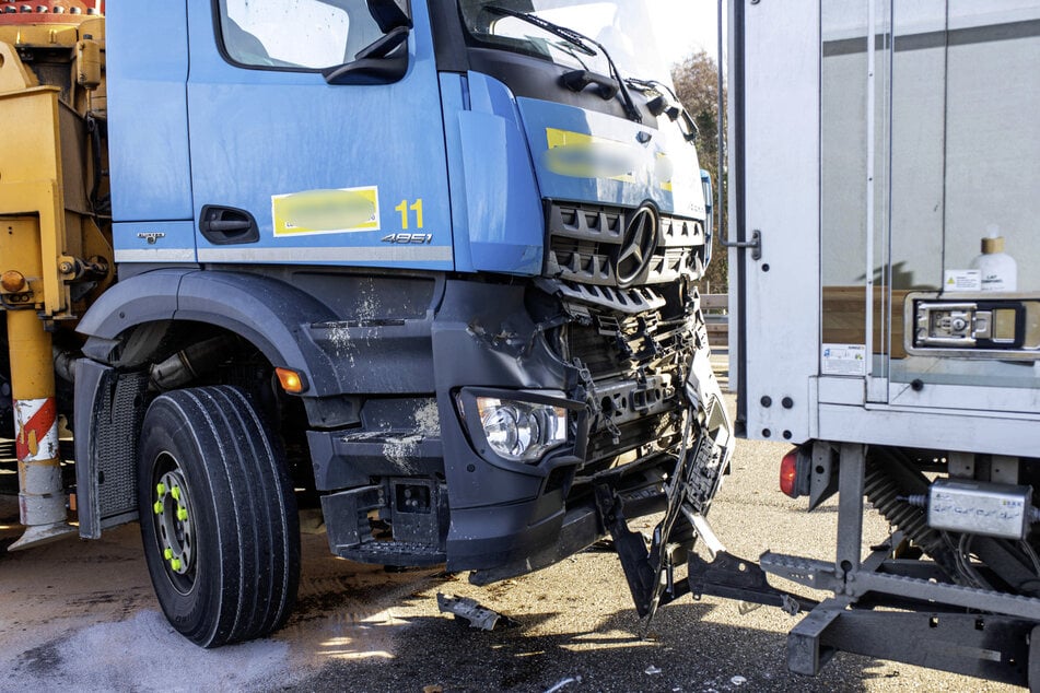 Ein Lkw krachte auf der A 81 auf einen vor ihm fahrenden Laster.