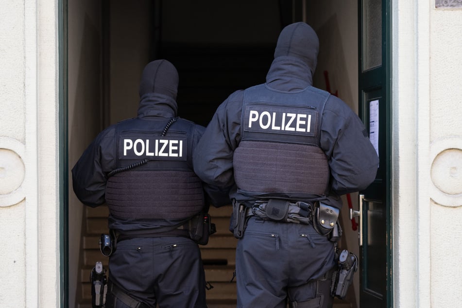 Einsatzkräfte aus mehreren Bundesländern unterstützten das Polizeirevier Halle (Saale). (Symbolbild)
