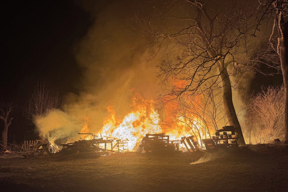 Beim Eintreffen der Feuerwehr stand die Hütte bereits in Vollbrand.