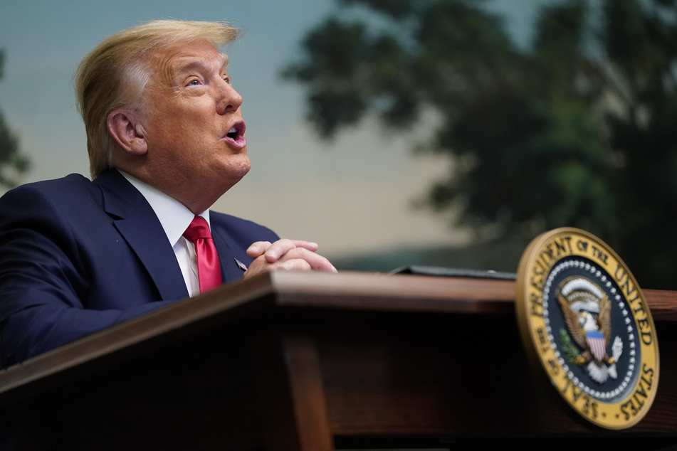 Donald Trump (74) spricht zu Journalisten im Weißen Haus. Auf den ersten Blick sieht der Tisch, an dem er sitzt, ganz normal aus.