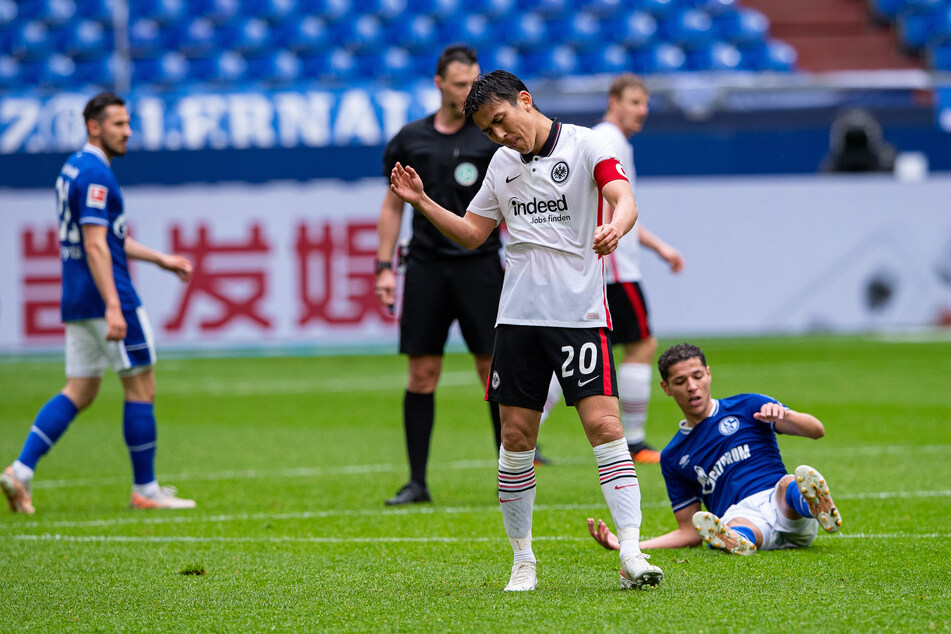 Eintracht Frankfurts Kapitän Makoto Hasebe (37, M) war nach der 3:4-Niederlage beim FC Schalke 04 sichtlich bedient.