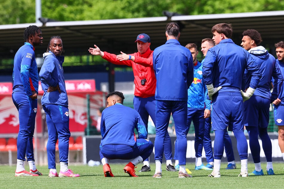 Die Mannschaft steht hinter dem Trainer. Ob das allerdings reicht, um die großen Bosse von einem Verbleib zu überzeugen?