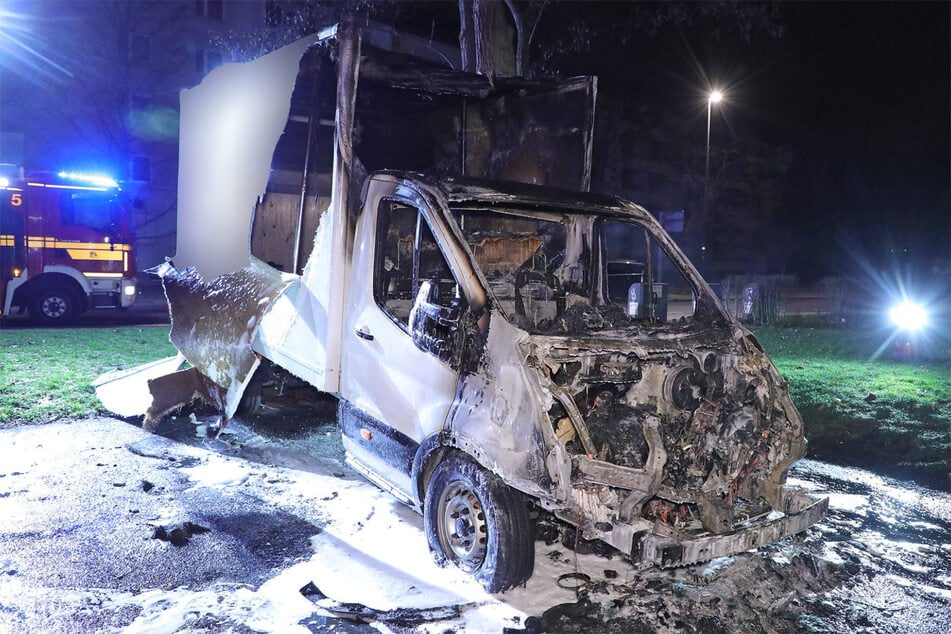 Der Ford hatte Küchengeräte geladen, die ebenfalls brannten.