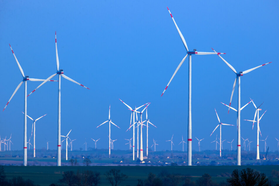 Unter anderem soll die umstrittene 10H-Regel abgeschafft werden, um mehr Windräder zu ermöglichen. (Symbolbild)