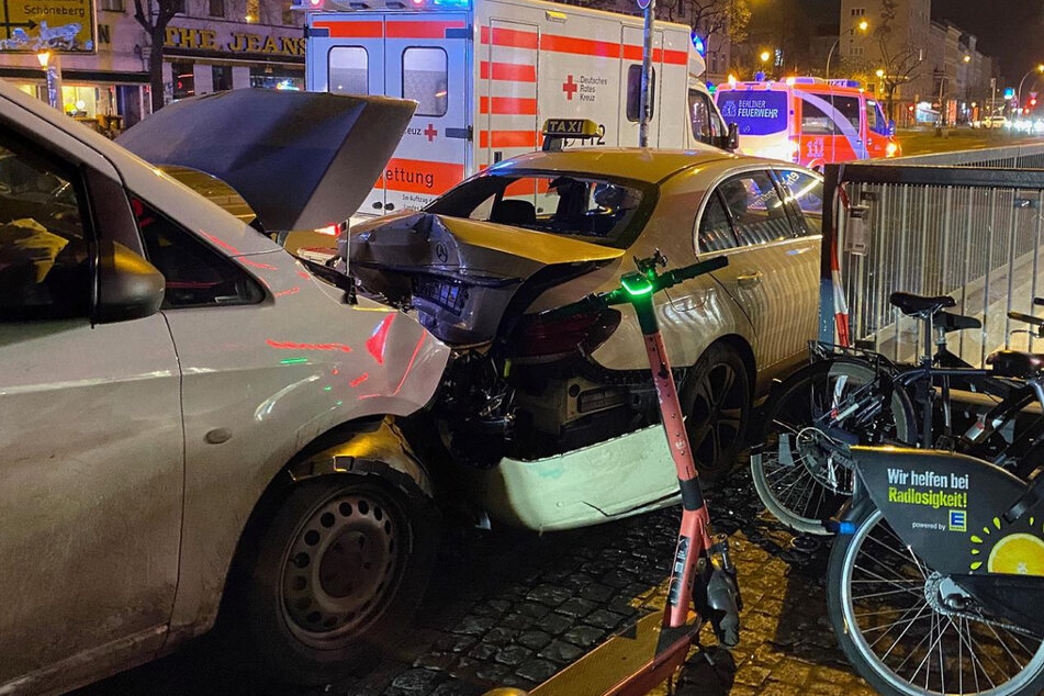 Der Taxifahrer saß zum Glück nicht im Auto, der Transport-Fahrer hingegen wurde verletzt.