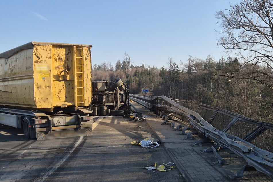 Unfall A1: Lkw kippt auf A1 um und blockiert Fahrbahn: Autobahn voll gesperrt