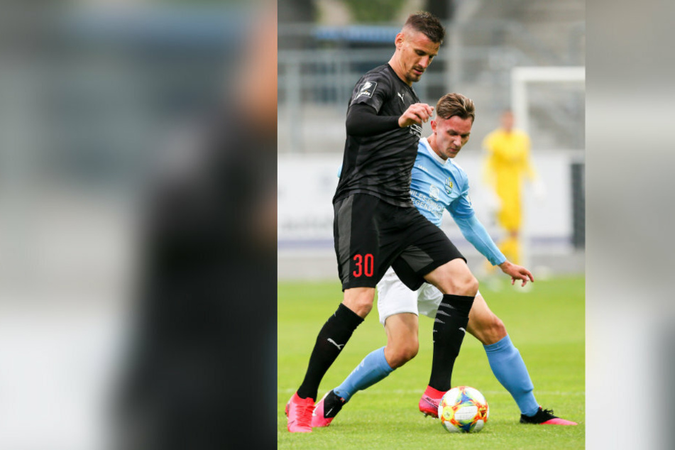 Ex-Dynamo Stefan Kutschke (l., hier gegen Erik Tallig) war nicht zu halten. Er schoss auch das Siegtor.