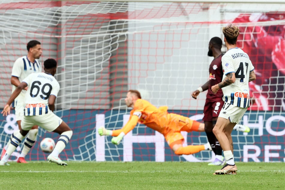 Innerhalb von fünf Minuten musste RB Leipzigs Keeper Peter Gulacsi (35) zwei Mal hinter sich greifen.