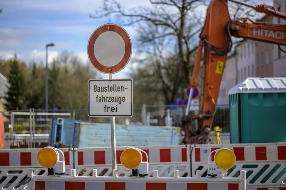 Die umstrittene Baustelle an der Rudolf-Krahl-/Albert-Schweitzer-Straße soll noch bis Mai laufen.