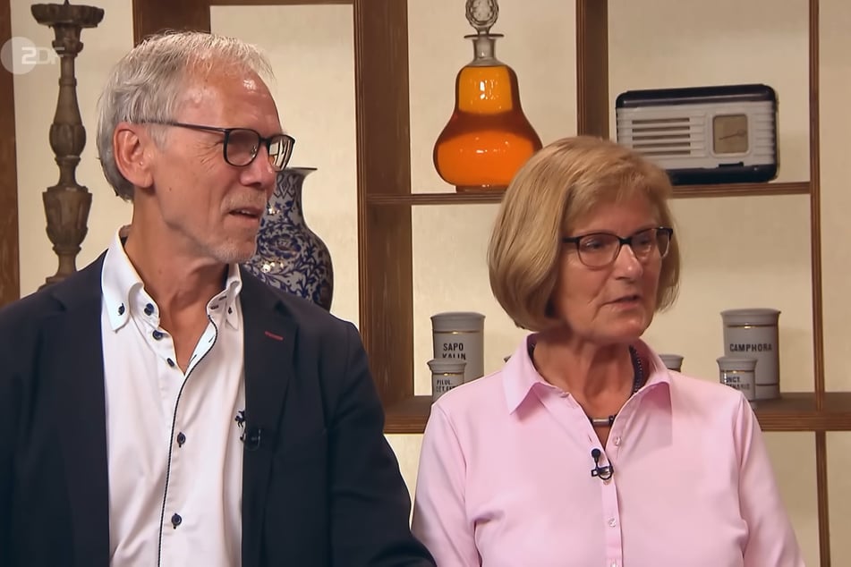 Christa und Manfred aus Osnabrück möchten bei "Bares für Rares" ein Schmuckstück verkaufen.