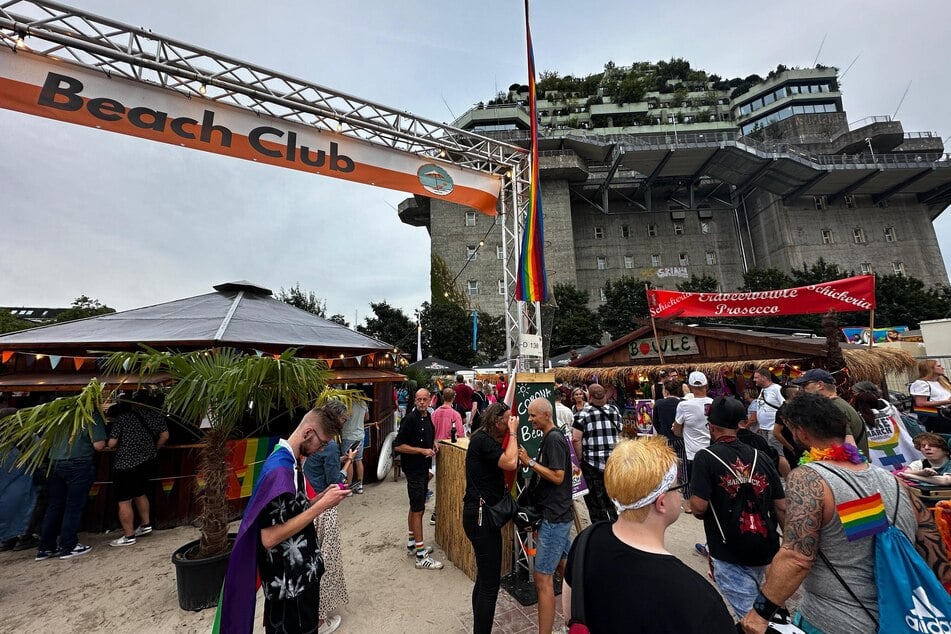 Die Parade am Regenbogentag auf dem Hamburger Sommerdom endete am Eingang an der Feldstraße mit einem kleinen Fest.