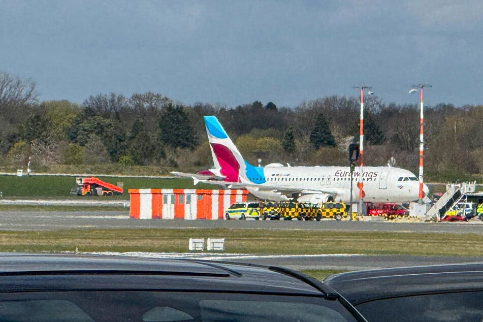 Einsatzkräfte rückten am Freitag zum Flughafen Hamburg aus.